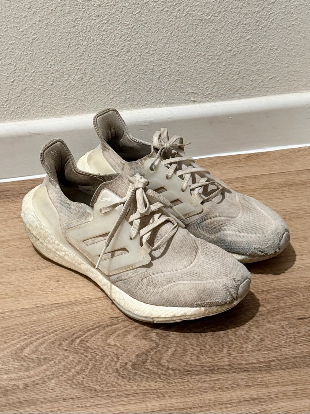 Adidas Ultraboost 22 White Women’s Running Training Gum Athletic Shoes size 8.5